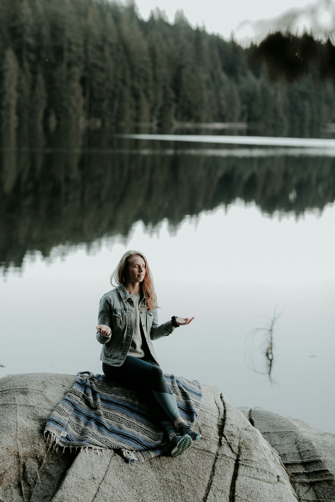 unsplash woman meditating in nature i6jr0hnqkuc